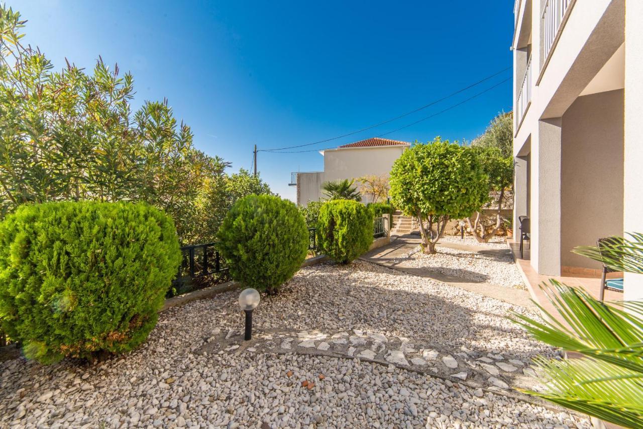 Apartments By The Sea Brist, Makarska - 11078 Экстерьер фото