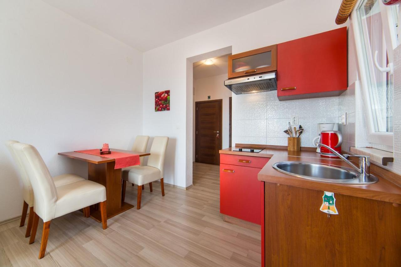 Apartments By The Sea Brist, Makarska - 11078 Экстерьер фото