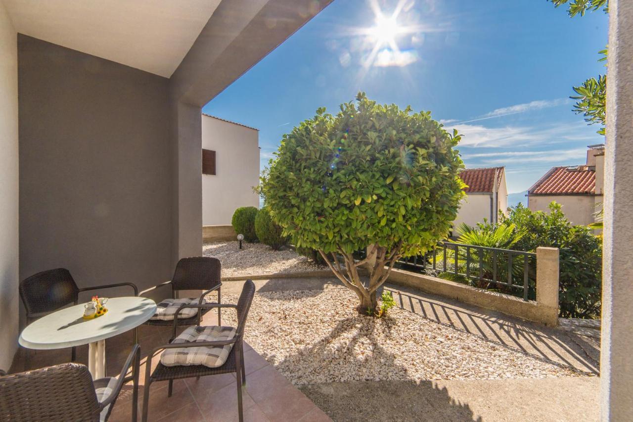 Apartments By The Sea Brist, Makarska - 11078 Экстерьер фото