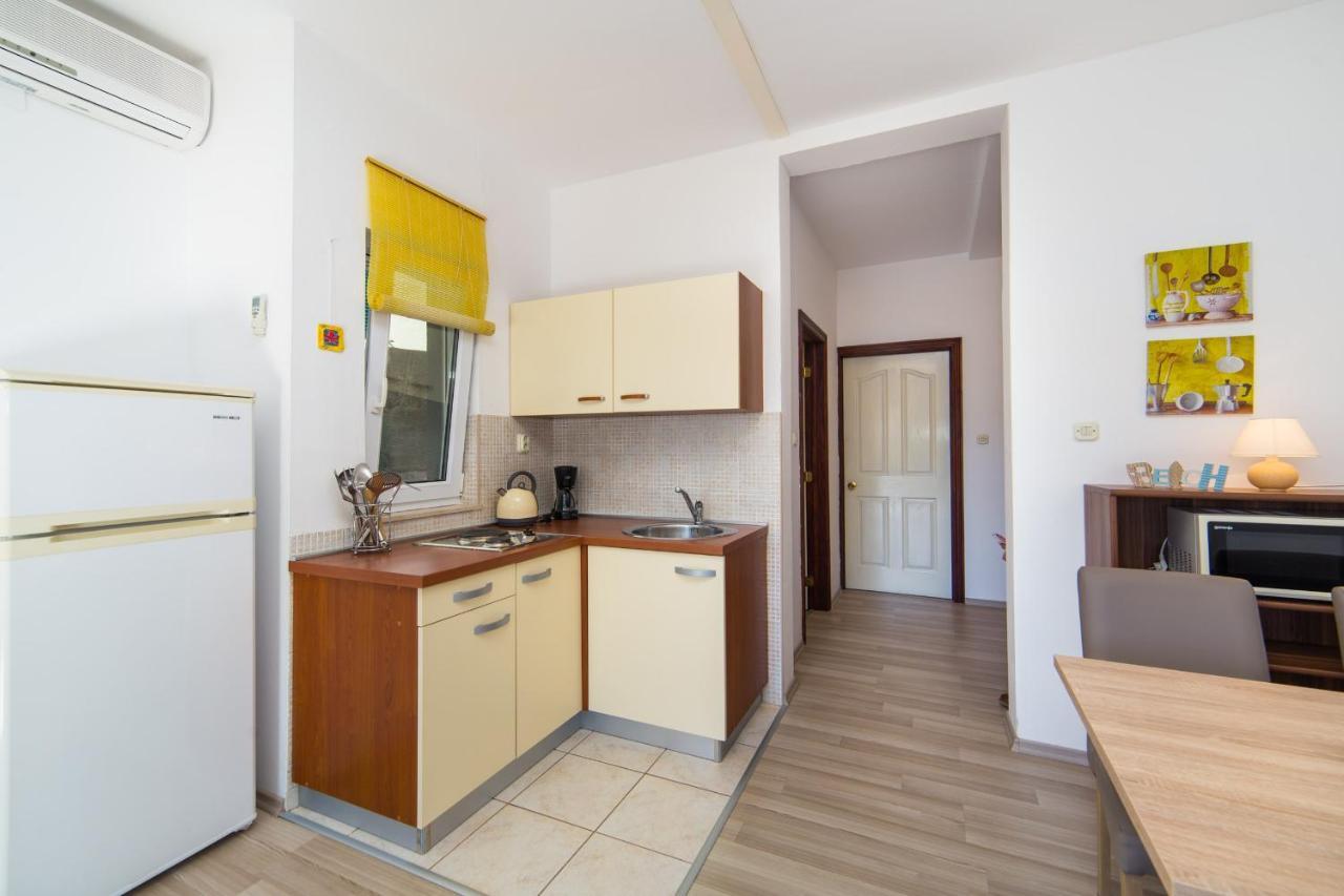 Apartments By The Sea Brist, Makarska - 11078 Экстерьер фото