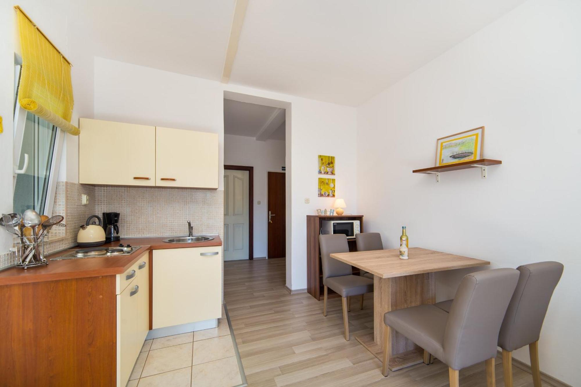 Apartments By The Sea Brist, Makarska - 11078 Номер фото