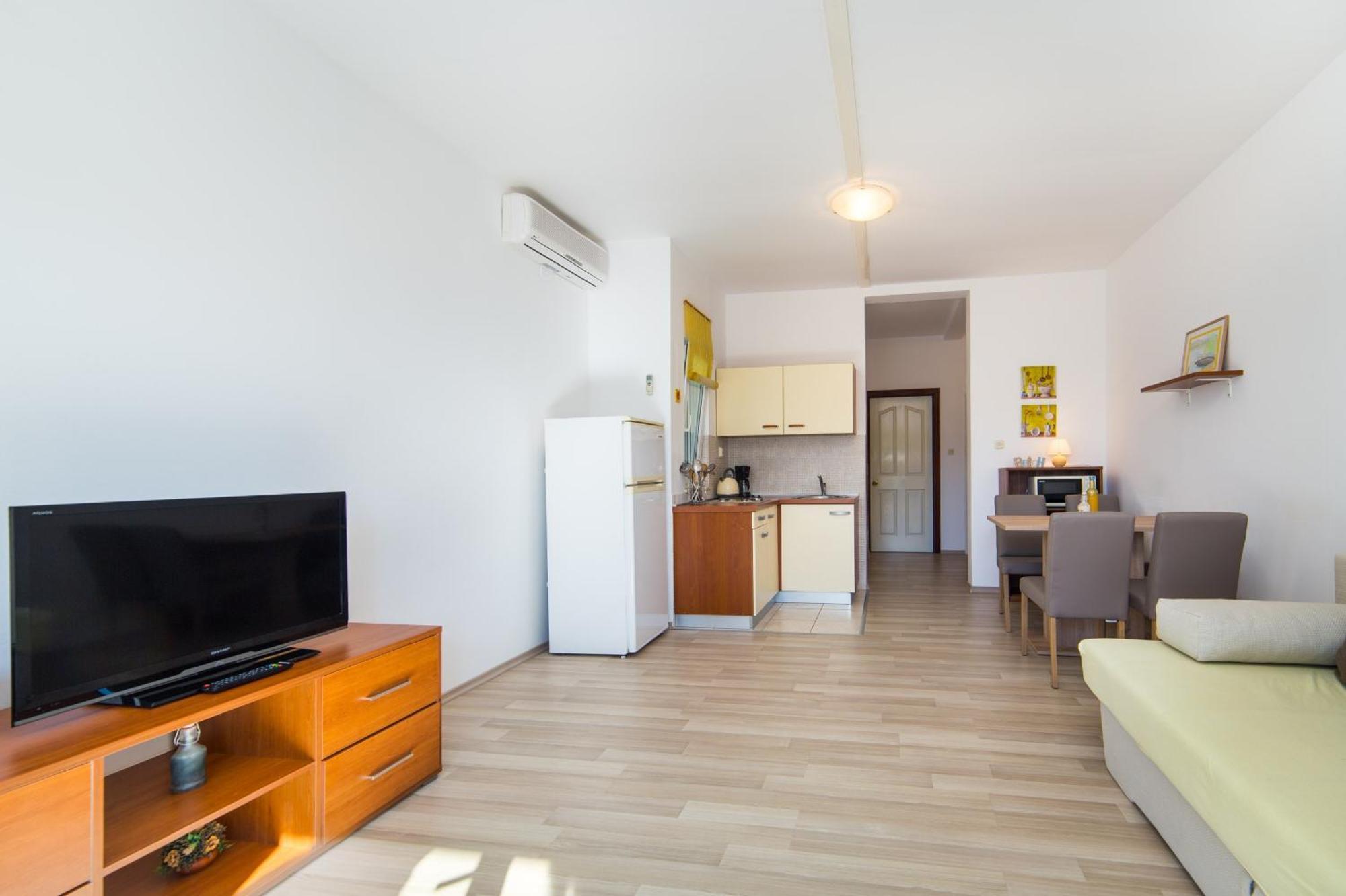 Apartments By The Sea Brist, Makarska - 11078 Номер фото