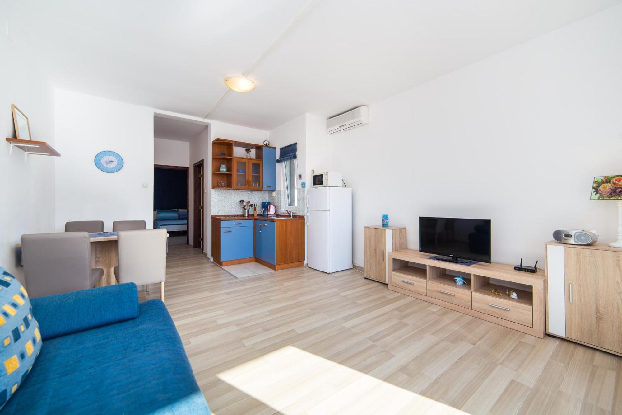 Apartments By The Sea Brist, Makarska - 11078 Номер фото