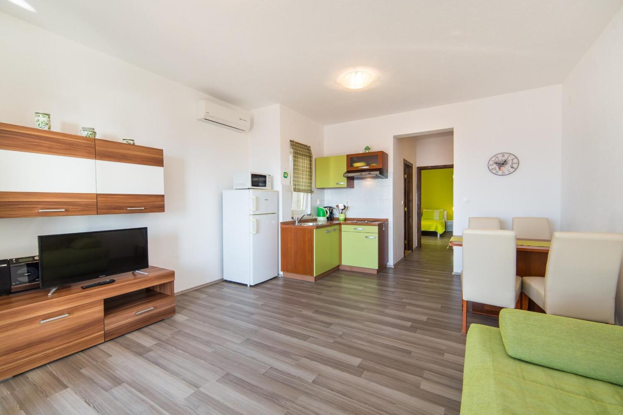Apartments By The Sea Brist, Makarska - 11078 Номер фото